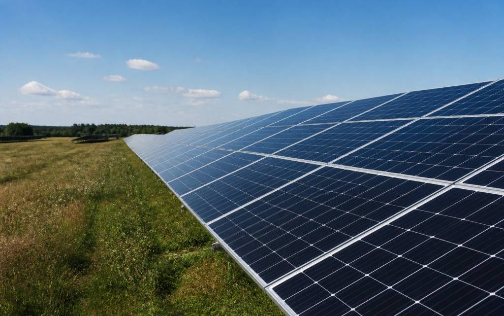 Bilan carbone panneau solaire : quel est son impact environnemental ?